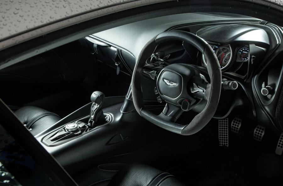 Интерьер Aston Martin DB10 2015 года  (фото 15 из 35)